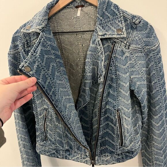 Free People Punched Denim Moto Jacket Herringbone
Blue Jean Jacket Size 4 - Picture 6 of 14